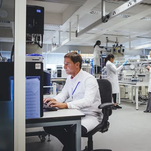 Ableitfähig - Medizinische Wissenschaft, Mitarbeiter bei der Arbeit in einem Labor - Stock-Fotografie