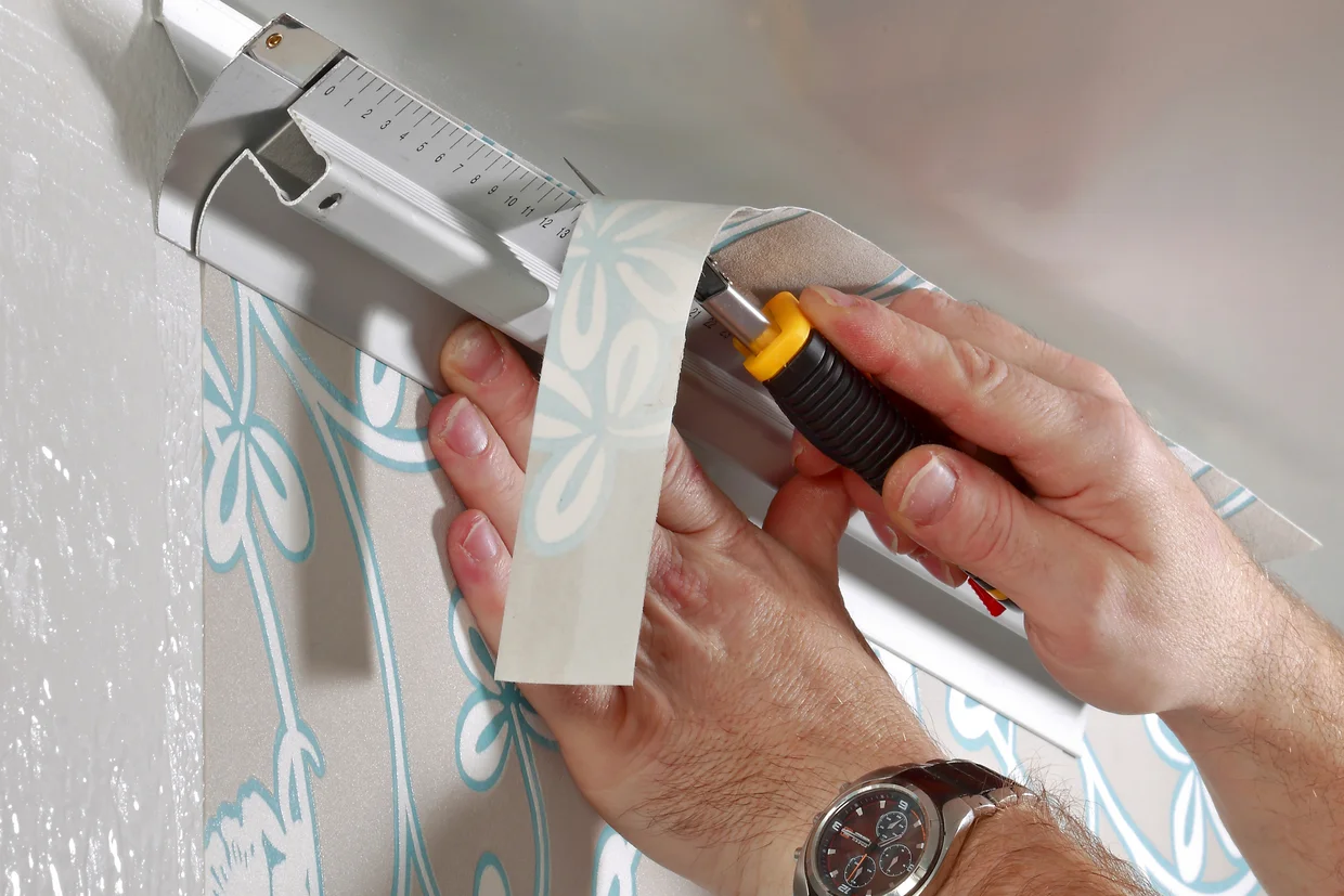 Handwerker-Vermittlung Tapete - Decor-Union Service 034a Maler schneidet fachgerecht Tapete für den passgenauen oberen Wandabschluss