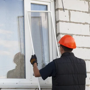 Fenster - Ein Insektenschutz wird an ein Fenster montiert.